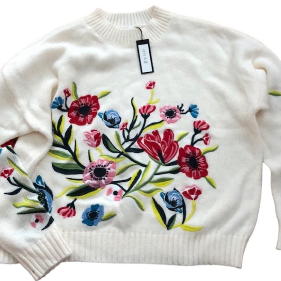 Romeo & Juliet Couture Embroidered Oversized Cozy Cottage Granny Casual Crewneck - Picture 3 of 9
